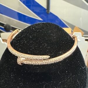 Elegant Gold Bracelet with Crystal Accents